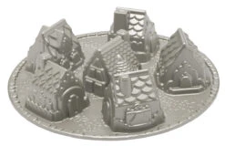 Nordic Ware Bakvorm 6 Winterhuizen 1,4 Liter Aluminium Grijs