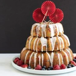 Nordic Ware Tiered Bundt Set Aluminium 3-delig 3 Nordic Ware Tiered Bundt Set Aluminium 3-delig -Nordic Ware recipe shoot glazed bundt off center 30900.1617722753.1280.1280